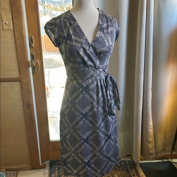 Elegant Black and White Wrap Dress - Picture 2 of 11